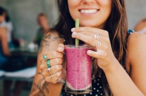 탄산음료를 대체할 맛있고 건강한 음료 4가지