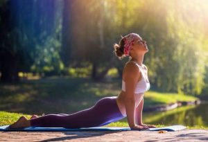 상체를 들어 올리는 업독 요가 자세의 이점