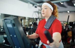 더 많은 지방을 연소하기 위한 일립티컬 운동 팁