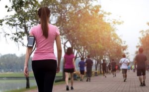 허리둘레를 줄이고 납작한 배를 만드는 방법