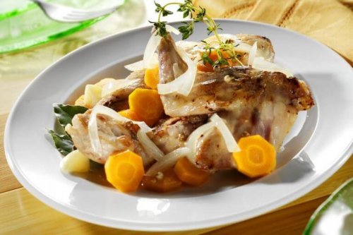 양파와 당근을 곁들인 토끼 고기