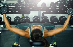 탄력 있는 가슴을 만드는 4가지 운동법