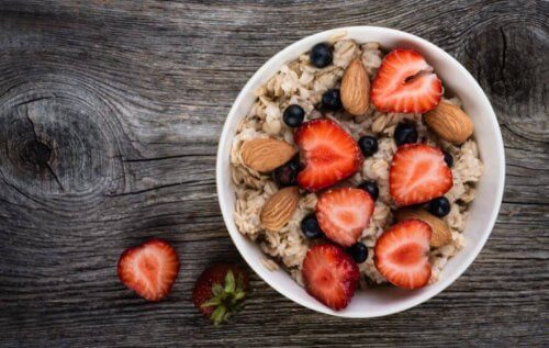 귀리, 딸기, 아몬드로 만든 죽