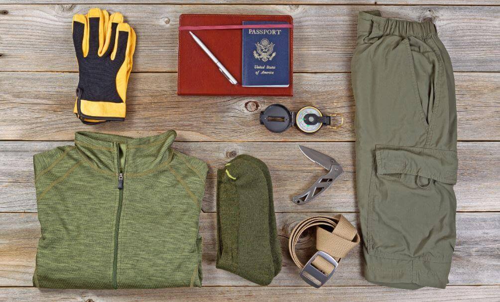 하이킹을 하러 갈 때 필요한 물품들