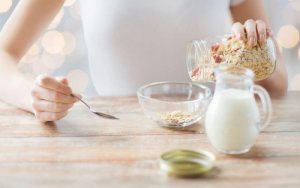 귀리 우유는 무엇이며 어디에 좋을까?