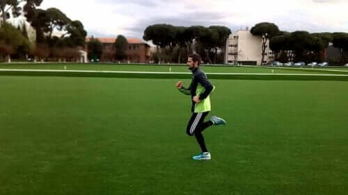 달리기 시작 엉덩이 차기