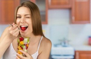 과일을 기본 재료로 사용하는 간편 레시피
