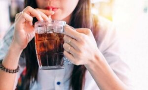 탄산음료 대신 생수나 저열량 음료를 마셔야 하는 이유