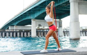 탄력 밴드로 하는 삼두근 운동 3가지