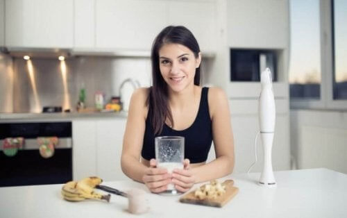 두유, 쌀 또는 아몬드 우유와 같은 탈지유를 섭취하자